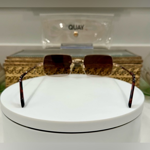 Quay - TTYL - Sleek Gold-Toned Square Sunglasses & Soft Snap-Close Case - VGUC - Picture 5 of 17